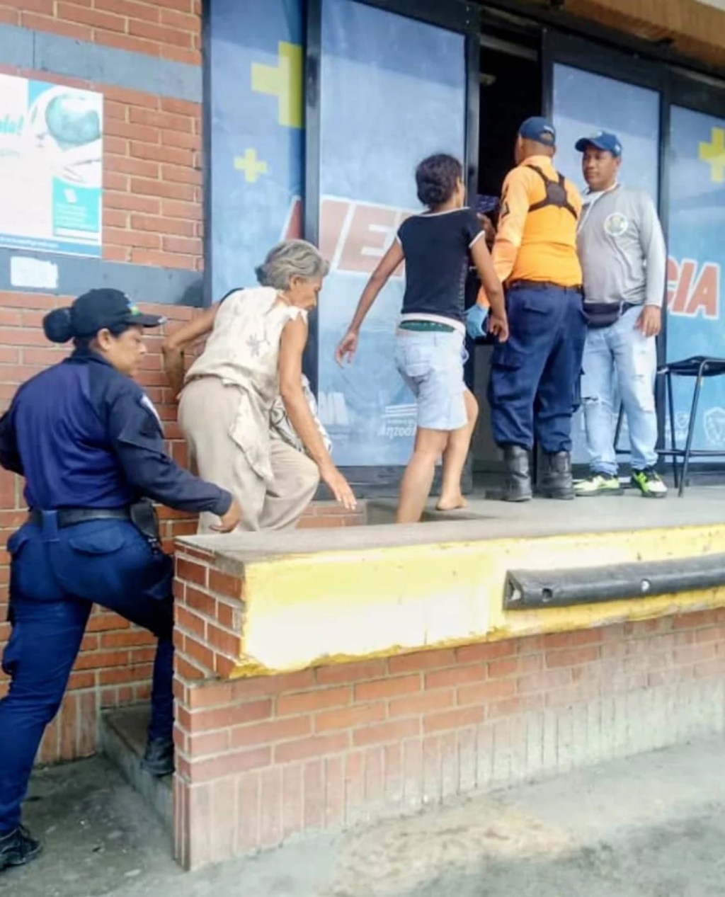 Brindan atención médica a mujer de 33 años que lanzaba objetos contundentes contra vehículos en&nbsp;Barcelona