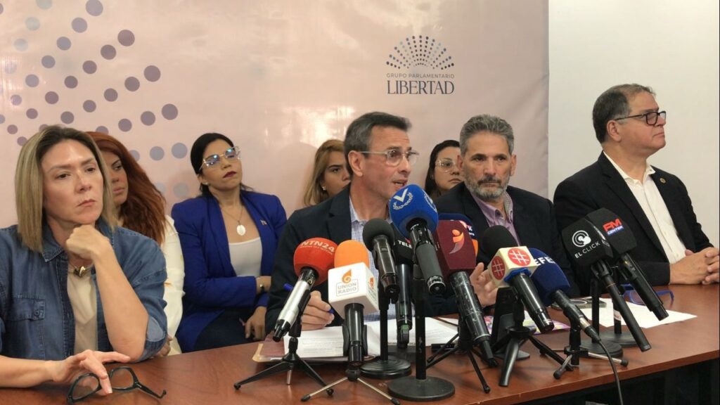 Diputados aseguran&nbsp;que aumento de salario debe ser acompañado de otras&nbsp;medidas