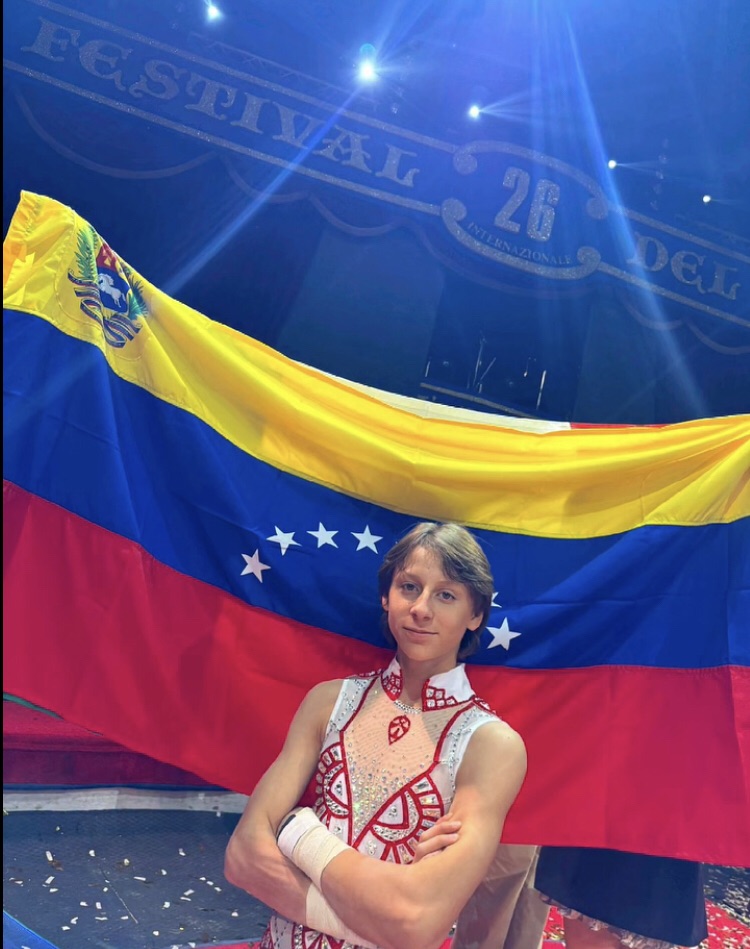 Renato Jr logró el primer cuádruple salto mortal infantil del mundo en el Circo de los Valentinos