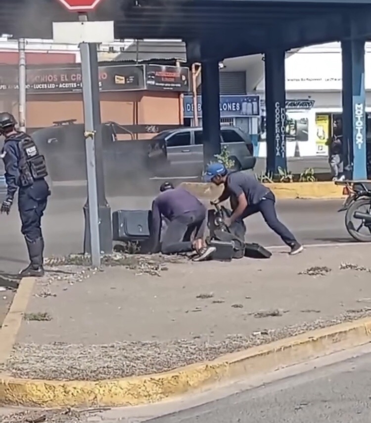 Motorizado se salvó de milagro cuando su moto casi se calcina en el Crucero de Lechería