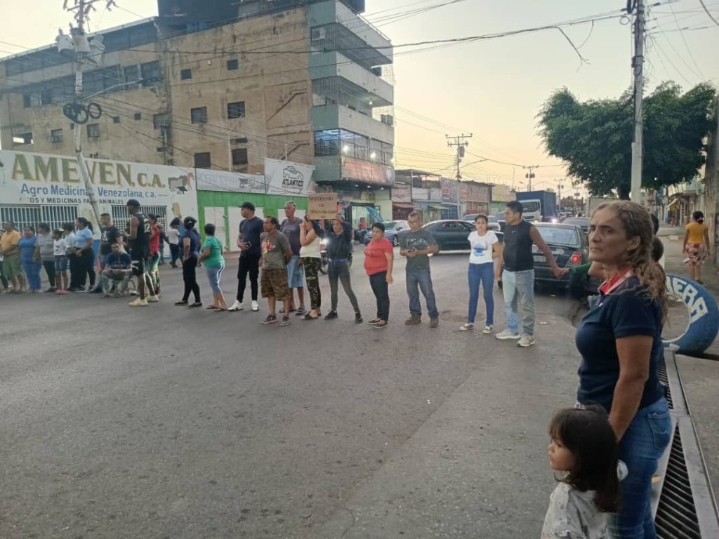 Protestaron en la Avenida Fuerzas Armadas de Barcelona: suman 15 días sin luz&nbsp;220v