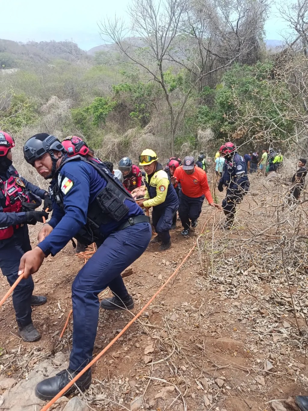 Cuatro mujeres resultaron lesionados al «desbarrancarse» en&nbsp;Guanta