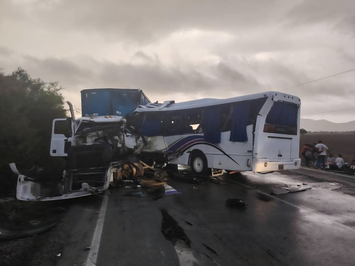 Choque entre autobús turístico y gandola deja 09 fallecidos en&nbsp;Clarines
