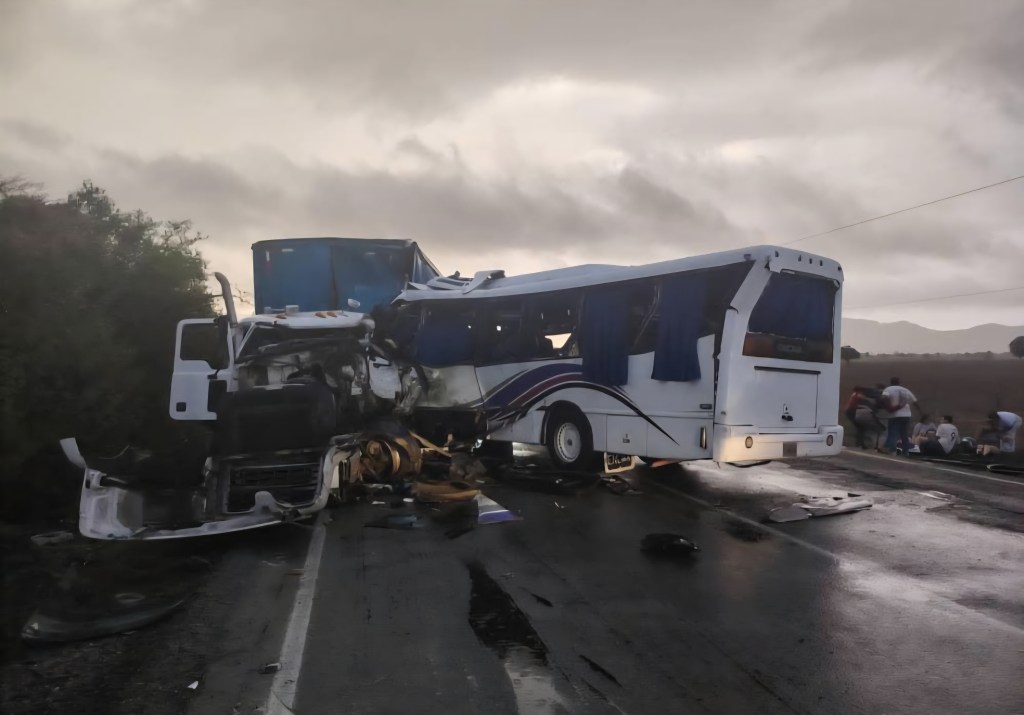 Choque entre autobús turístico y gandola deja 09 fallecidos en&nbsp;Clarines