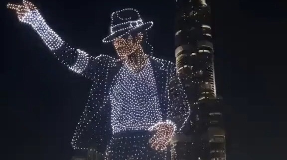 Miles de drones iluminaron el cielo de Dubái en homenaje al “Rey del&nbsp;Pop”&nbsp;