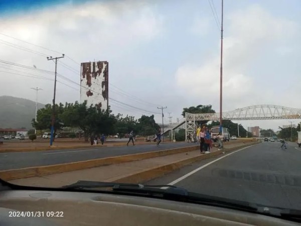 Reportan Inseguridad y falta de alumbrado en las pasarelas de&nbsp;Molorca