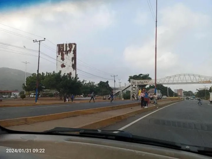 Reportan Inseguridad y falta de alumbrado en las pasarelas de Molorca