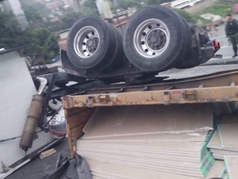 Vuelco de gandola en la bajada de Tazón generó congestión&nbsp;vehicular&nbsp;