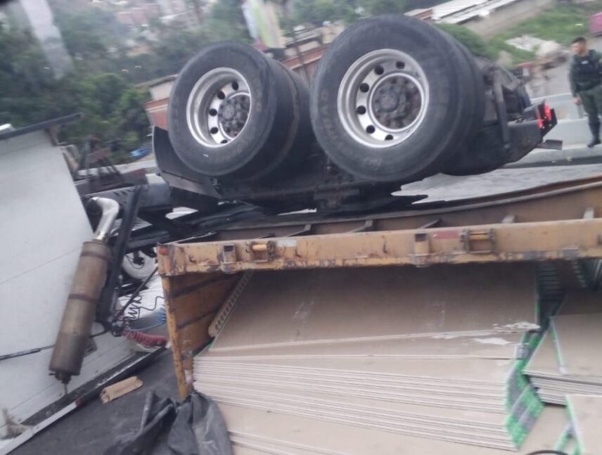 Vuelco de gandola en la bajada de Tazón generó congestión&nbsp;vehicular&nbsp;