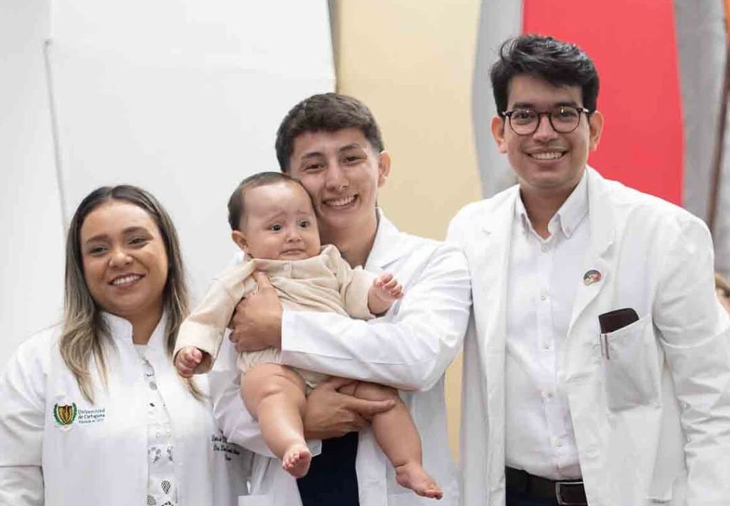 Estudiante de medicina conmovió las redes al recibir su bata de médico con su bebé en brazos