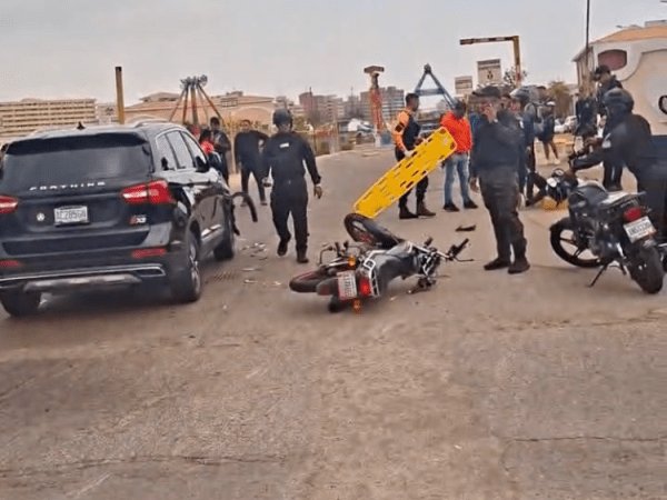 Choque entre una camioneta y una moto en Plaza Mayor dejó un funcionario&nbsp;herido