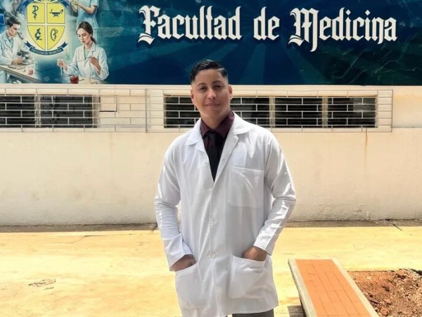 Inspirador: vendedor de hamburguesas se graduó de médico durmiendo solo tres&nbsp;horas