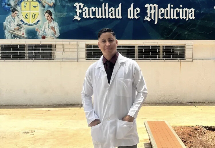 Inspirador: vendedor de hamburguesas se graduó de médico durmiendo solo tres horas