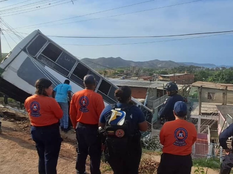 Falla mecánica causó que bus cayera hacia una vereda en&nbsp;Guanta