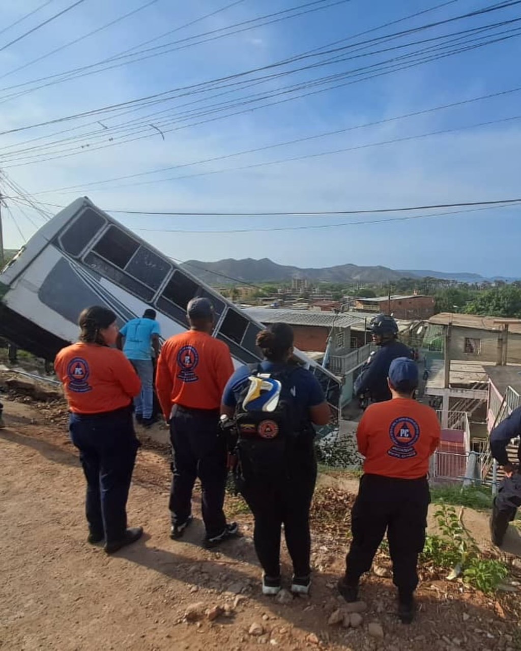 Falla mecánica causó que bus cayera hacia una vereda en&nbsp;Guanta