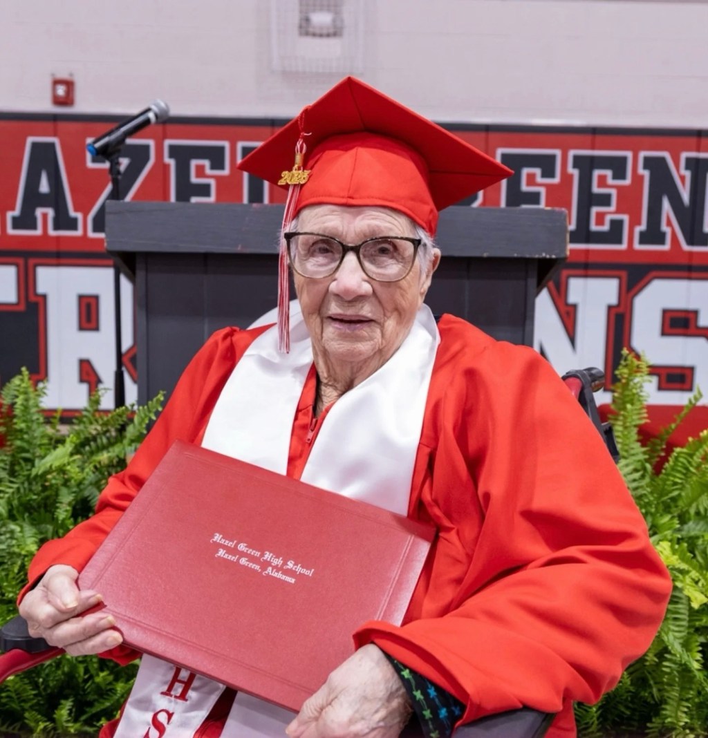 Mujer de 102 años se graduó de la&nbsp;secundaria