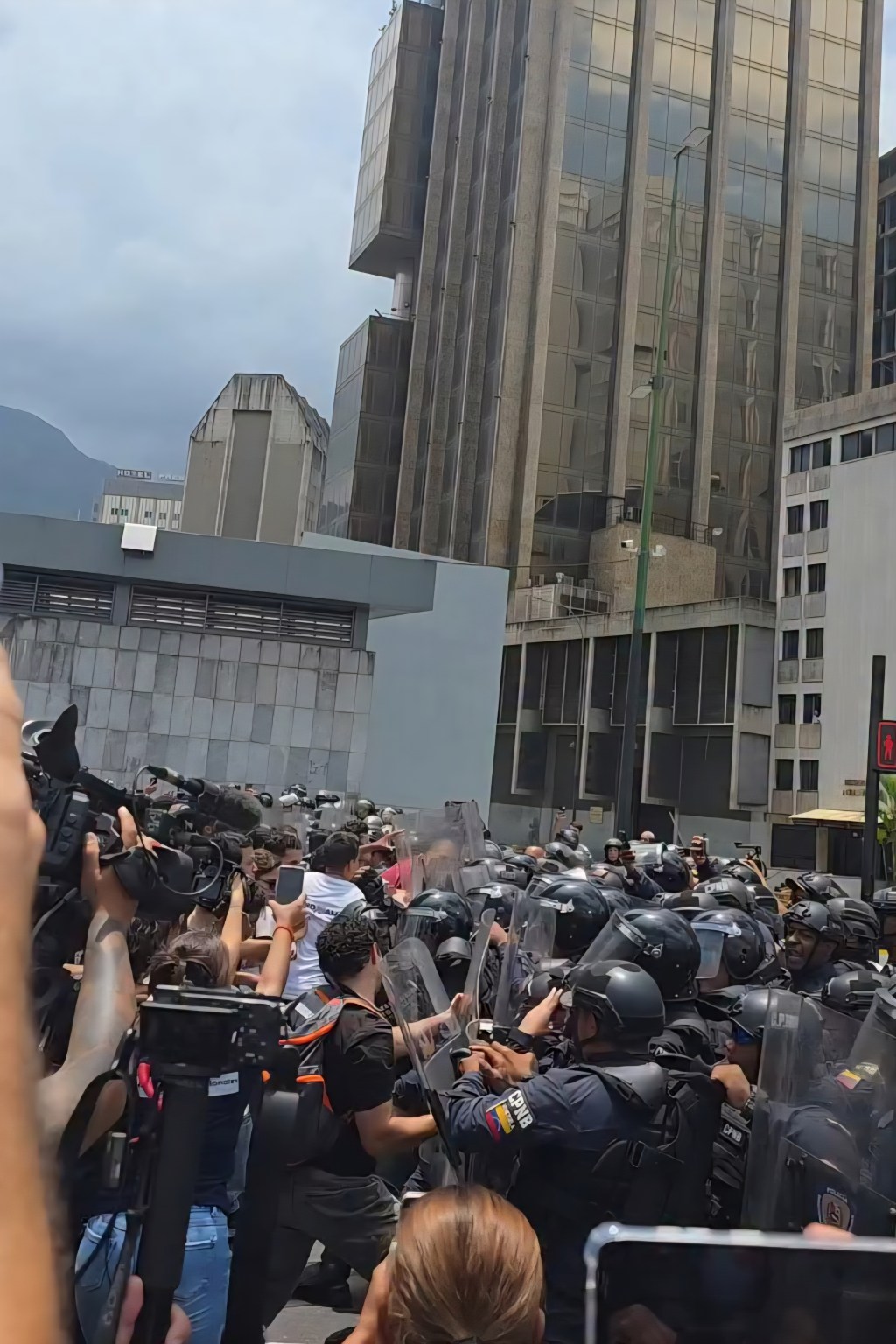Estudiantes salieron a protestar en Caracas y la PNB trató de impedirles el paso