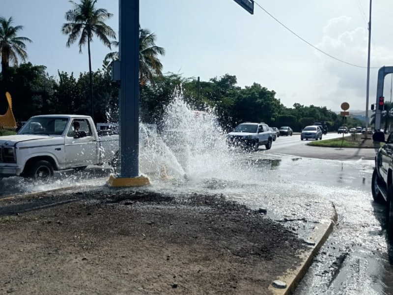 Reportan tubería rota frente a la urbanización Las Villas en&nbsp;Lechería&nbsp;
