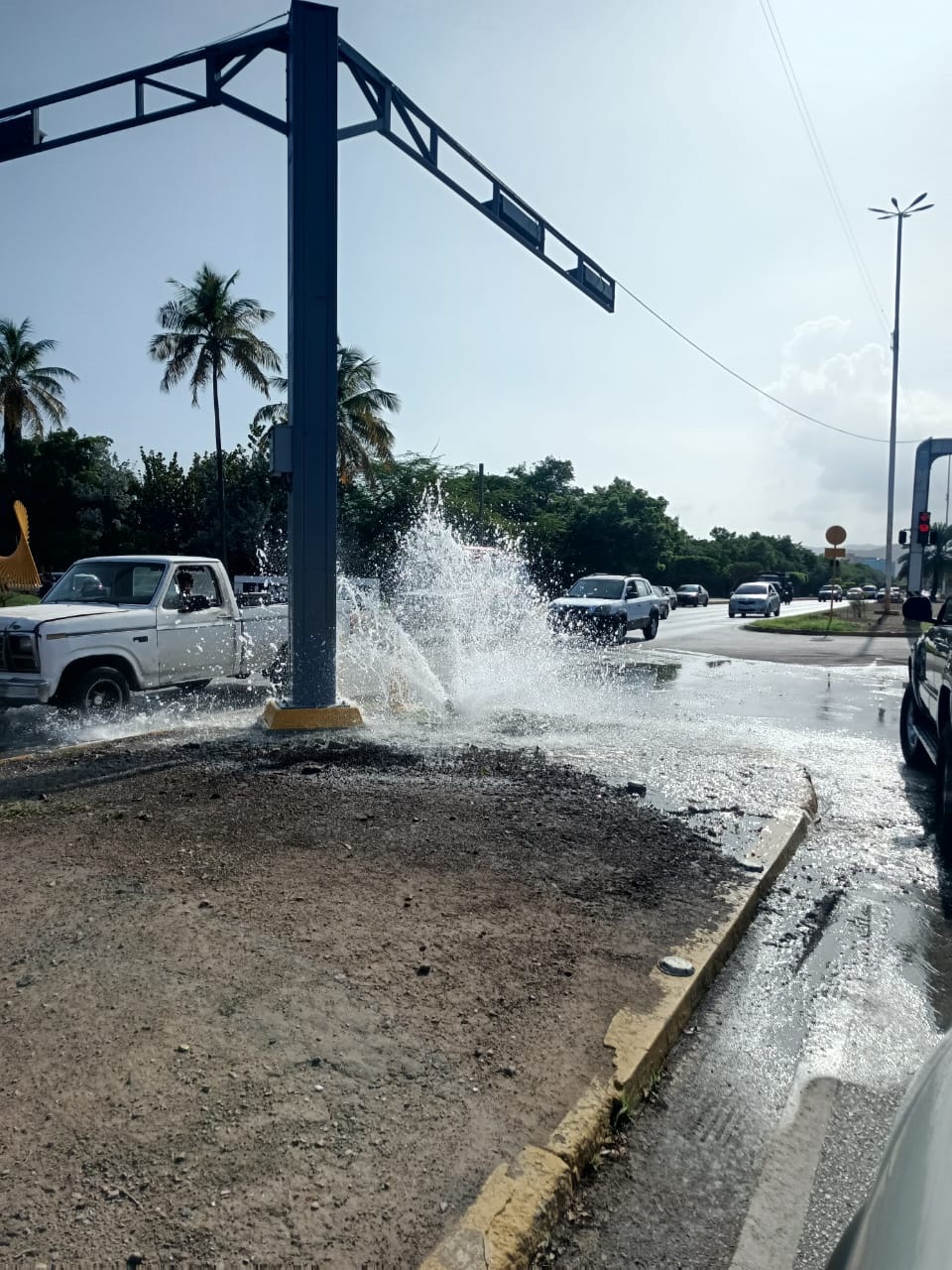 Reportan tubería rota frente a la urbanización Las Villas en&nbsp;Lechería&nbsp;