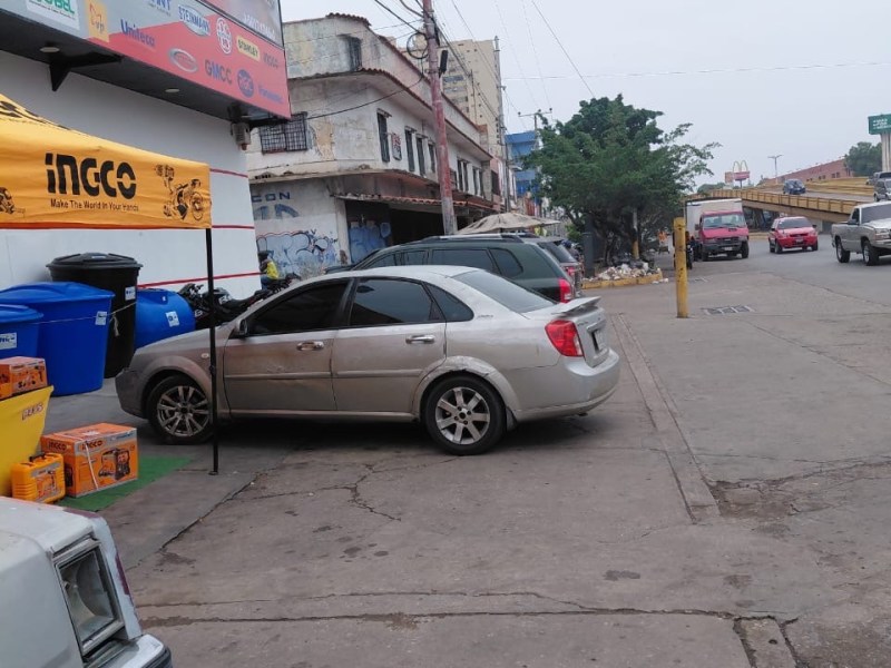 Estacionan carros en las aceras y los peatones deben caminar por la&nbsp;calle