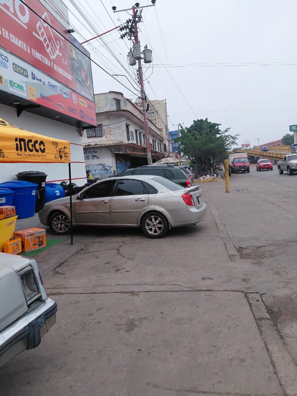 Estacionan carros en las aceras y los peatones deben caminar por la&nbsp;calle