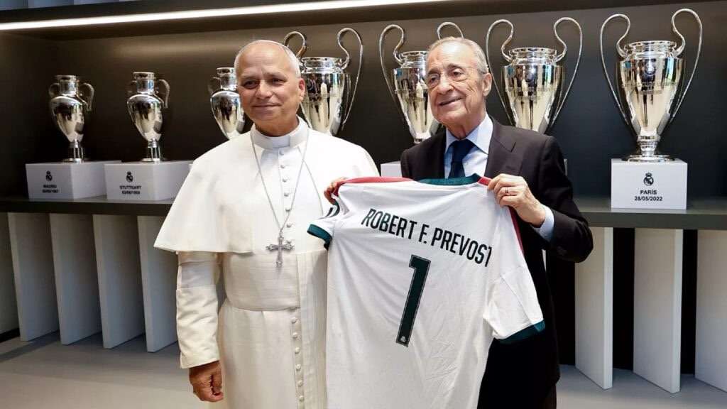 Florentino Pérez recibió al papa en el Bernabéu
