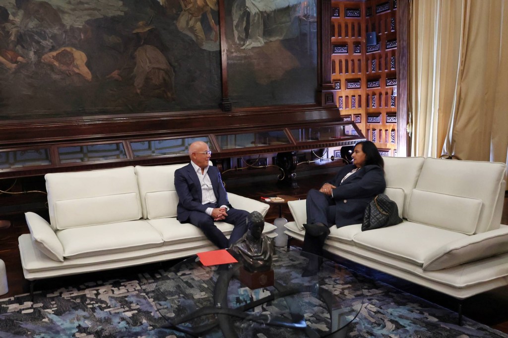 Jorge Rodríguez y Dinorah Figuera se reunieron y designaron mesa de trabajo con «cronogramas concretos»