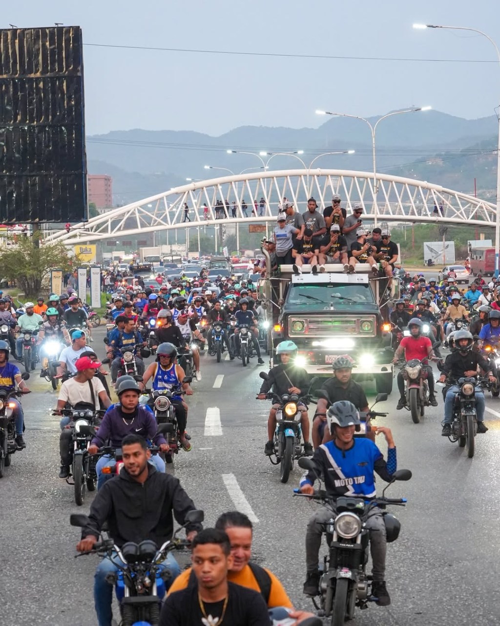 Anzoatiguenses celebraron con Caravana triunfo de&nbsp;Marinos