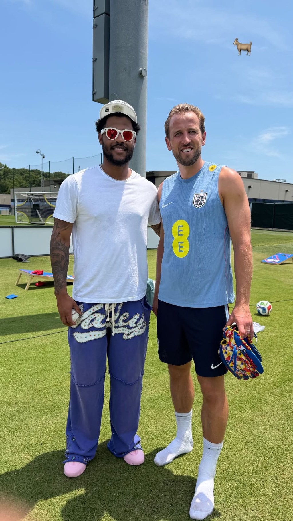 Dos gigantes juntos : Maikel García compartió con Harry Kane