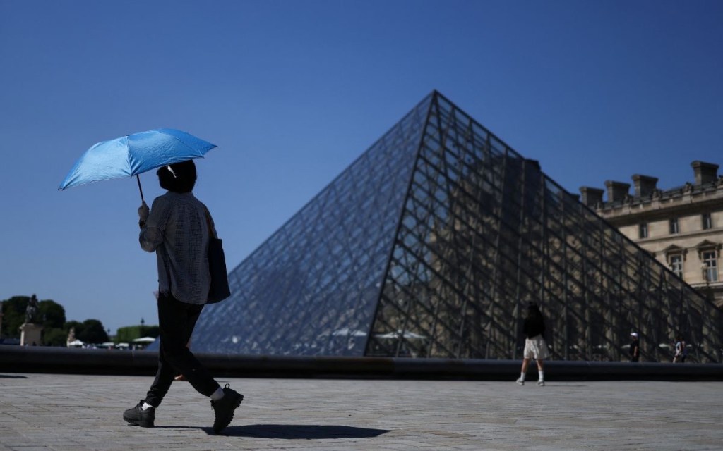 Ola de calor: Torre Eiffel y el Louvre cerrarán más&nbsp;temprano