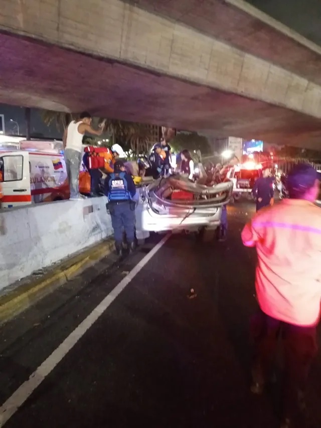 Tres fallecidos y dos heridos tras desprenderse contenedor de carga en&nbsp;Caracas&nbsp;