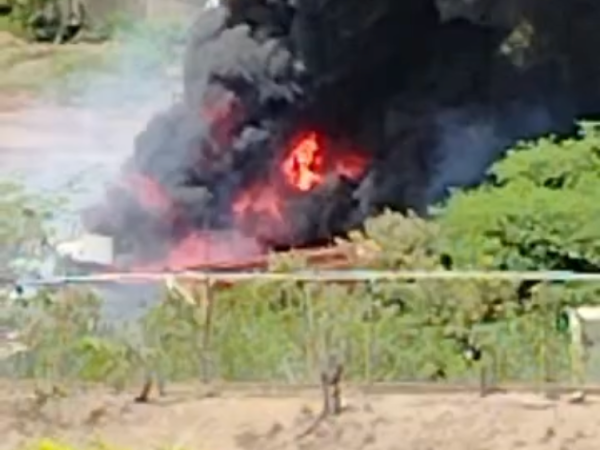Reportan fuerte explosión e incendio de una grúa en el sector&nbsp;Venecia&nbsp;