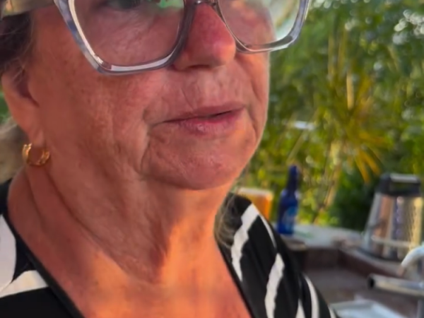 Mujer rescatada en La Guaira transforma su dolor en solidaridad y alimenta a los&nbsp;damnificados
