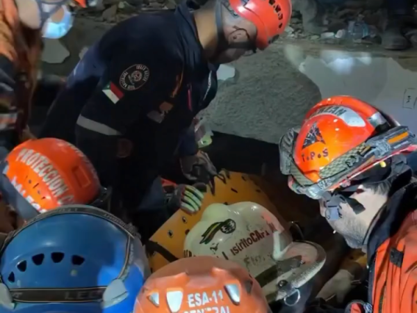 Milagro en La Guaira: Rescatan con vida a un joven de 21 años tras colapso de&nbsp;edificio