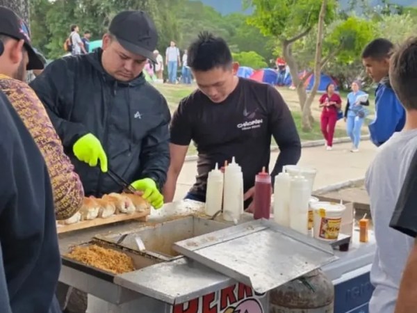 Anzoatiguenses llevaron comida caliente a damnificados por sismos en el Parque del&nbsp;Este