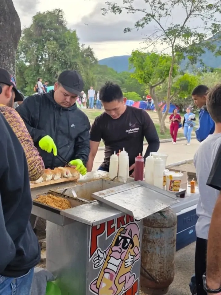 Anzoatiguenses llevaron comida caliente a damnificados por sismos en el Parque del&nbsp;Este