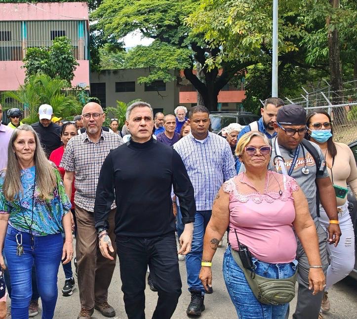 Tarek William Saab informa del despliegue de la Gran Misión Viva Venezuela en el colegio Gran Colombia en apoyo&nbsp; a familias&nbsp;afectadas