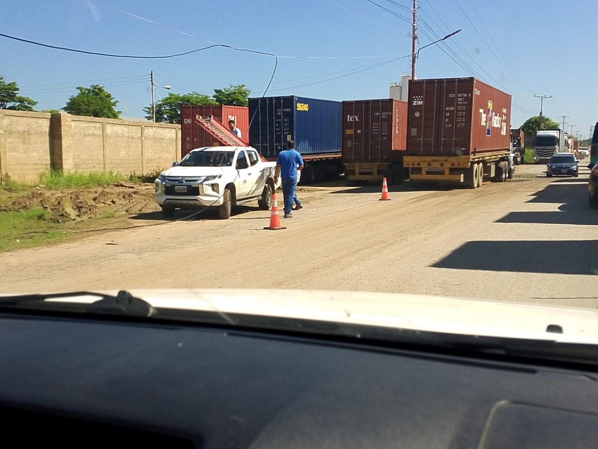 Vecinos de Ciudad Bahía denuncian que camión tumbó nuevamente cable de internet tras&nbsp;reparación