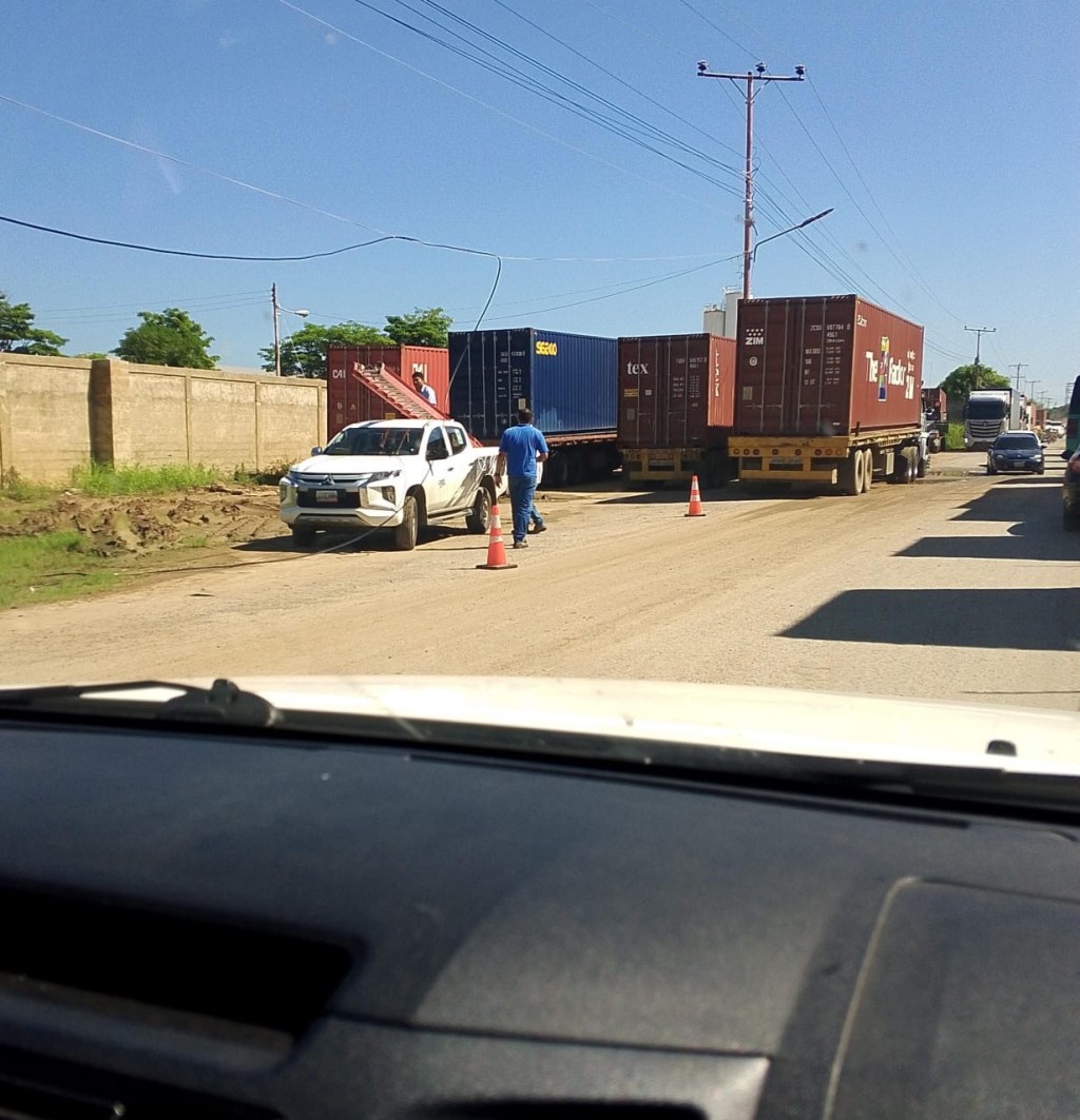 Vecinos de Ciudad Bahía denuncian que camión tumbó nuevamente cable de internet tras&nbsp;reparación
