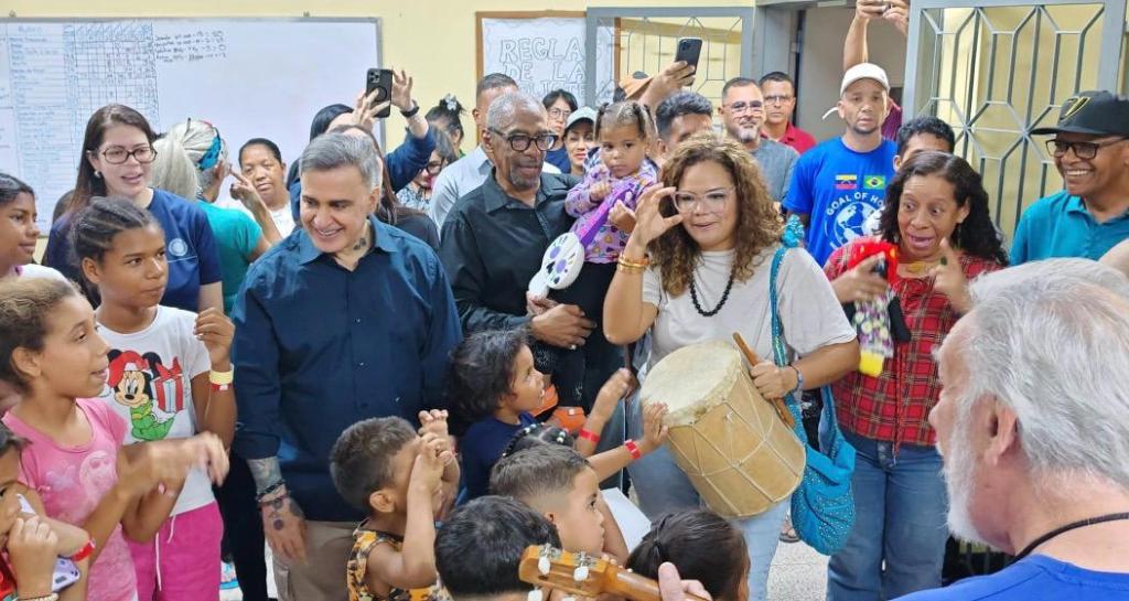 Tarek William Saab lidera visita de la Gran Misión Viva Venezuela a campamento transitorio José&nbsp;Ávalos