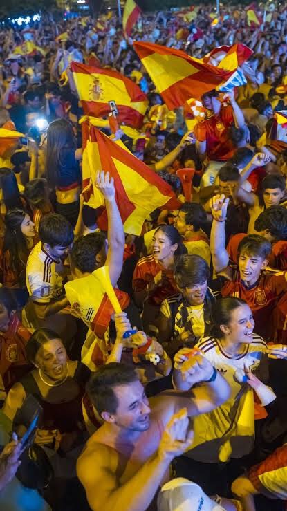 Miles de españoles tomaron las calles tras el triunfo de su selección