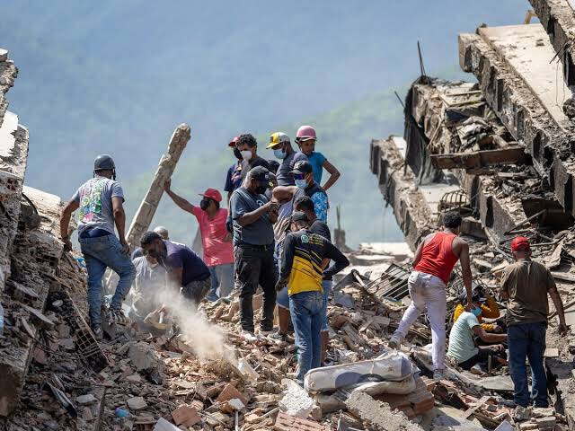 Asciende a más de 5.200 la cifra de fallecidos por el doble terremoto