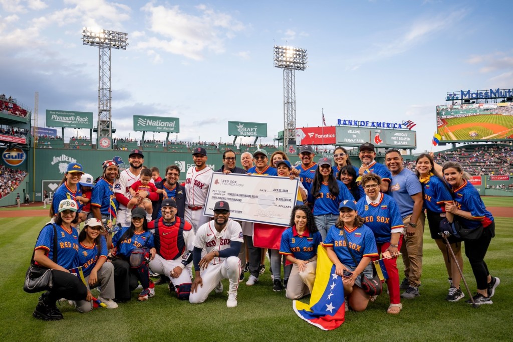 La fundación Medias Rojas de Boston donó más de 300 mil dólares para apoyar a las víctimas del doble terremoto