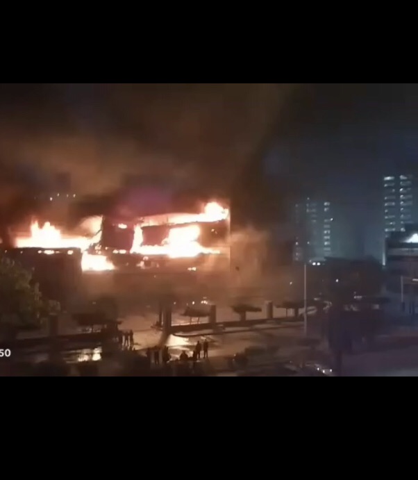 Voraz incendio consumió tres tiendas en el centro comercial Los Cedros de Porlamar