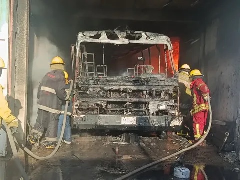 Sofocaron incendio de una buseta en Campo Claro de&nbsp;Barcelona