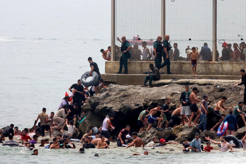Cruce masivo de migrantes detona crisis fronteriza y solicitudes de emergencia nacional en España