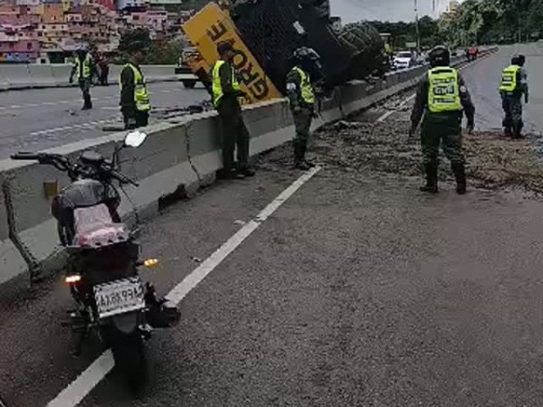 Se volcó grúa telescópica en el kilómetro 1 de la carretera Caracas-La&nbsp;Guaira