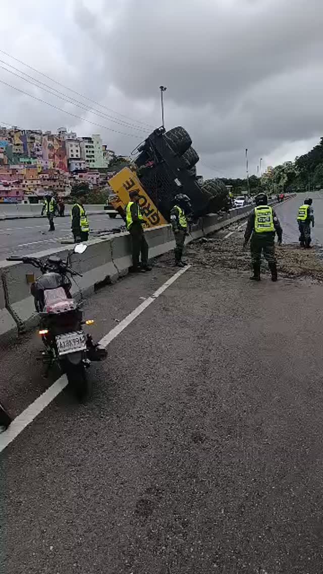 Se volcó grúa telescópica en el kilómetro 1 de la carretera Caracas-La&nbsp;Guaira