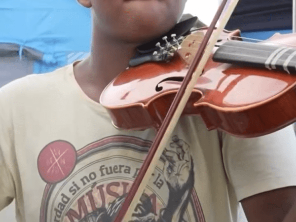 Joven violinista tocó “Amor y Control”&nbsp; de Rubén Blades en campamento en La&nbsp;Guaira&nbsp;