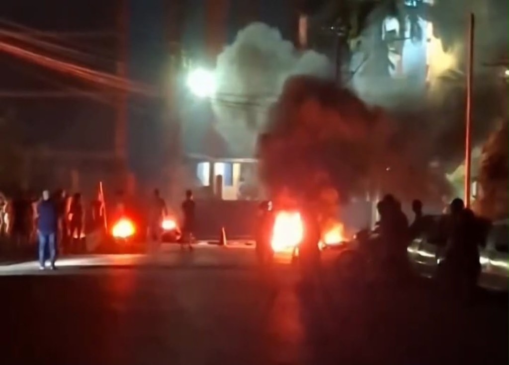 Tras 13 horas sin luz, habitantes de 08 sectores de Puerto La Cruz salieron a protestar